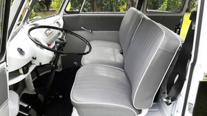 Volkswagen Split Bus Samba 23 Windows Replica - Volkswagen - d1b91efe-b97b-4882-bed7-67c3bb603fb1