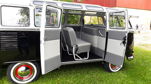 Volkswagen Split Bus Samba 23 Windows Replica - Volkswagen - d1b91efe-b97b-4882-bed7-67c3bb603fb1